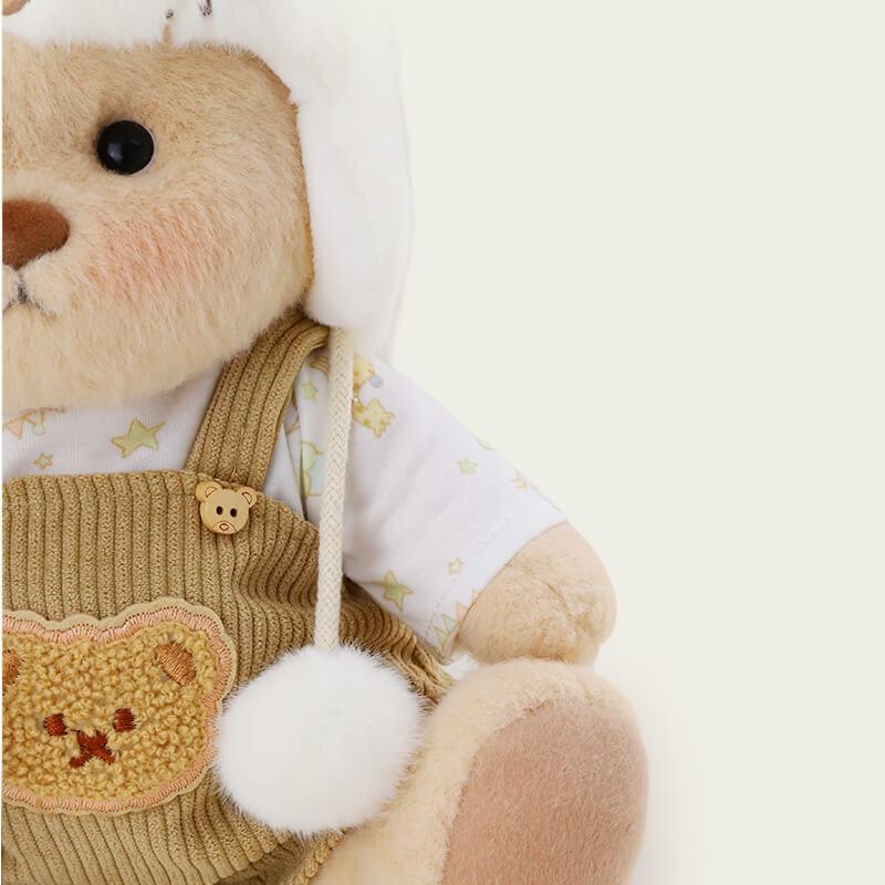 Weißer Nerzhut-Bär mit brauner Latzhose | Handgefertigtes, bewegliches Teddybär-Geschenk